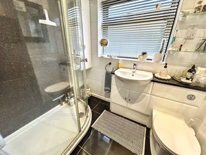 Shower room- click for photo gallery